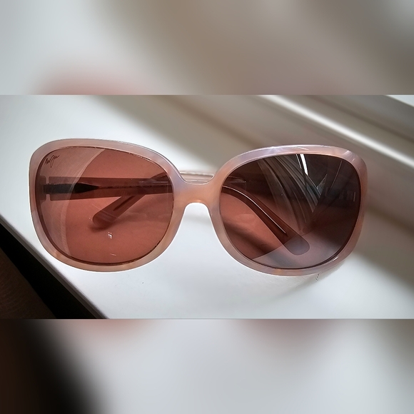 Maui Jim Rainbow Falls Polorized sunglasses with case. - Picture 13 of 16